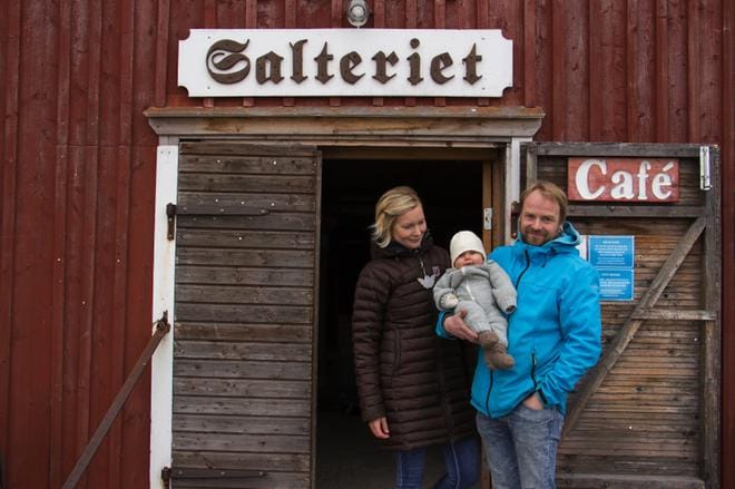 Anna Salmi, Kimmo Kauppila ja Sylvi valmistelivat Cafe & Restaurant Salterietia kesäkuntoon juuri ennen vappua. Kuva: Janette Litmanen