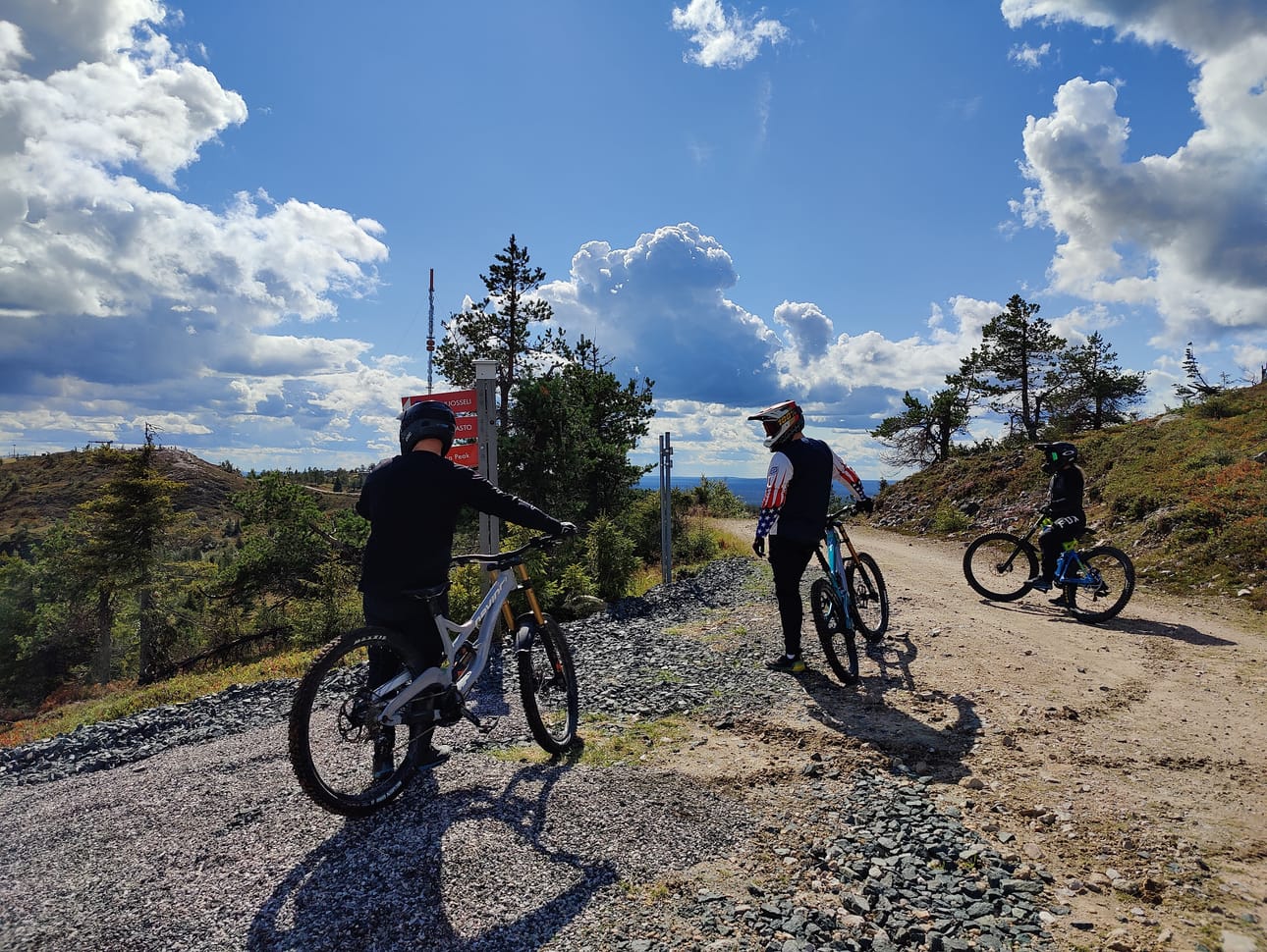 Ruka Bike Parkin kaksivuotinen reittihanke on puolivälissä. Kolme uutta avataan viikon sisällä. Pyöräilyharrastaja Ville Helminen seurueineen (kuvassa) pettyi viikko sitten Rukalla vaativimpien ratojen puutteeseen.