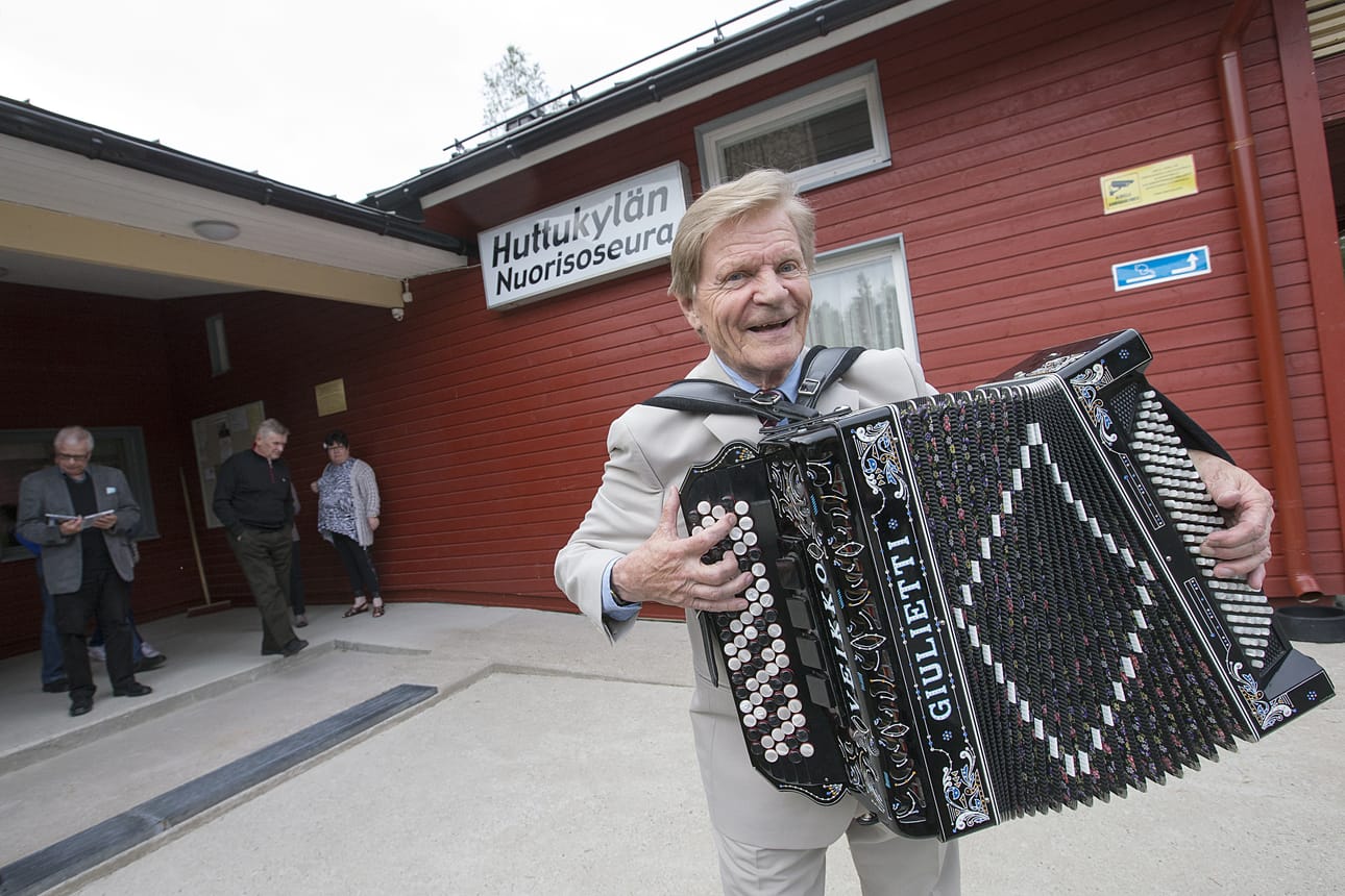 Veikko Ahvenainen kiertää eri puolilla Suomea esiintymässä edelleen säännöllisesti. Huhtikuussa häntä ja puolisoaan Carina Nordlundia kuullaan Oulaisissa.