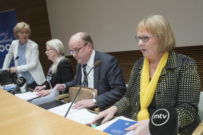 Eduskunnan perustuslakivaliokunta on varautunut istumaan maanantaina pitkään. Arkistokuvassa Anna-Maja Henriksson (kuvassa vas.), Leena Meri, varapuheenjohtaja Tapani Tölli ja puheenjohtaja Annika Lapintie. KUVA: Mauri Ratilainen/arkisto