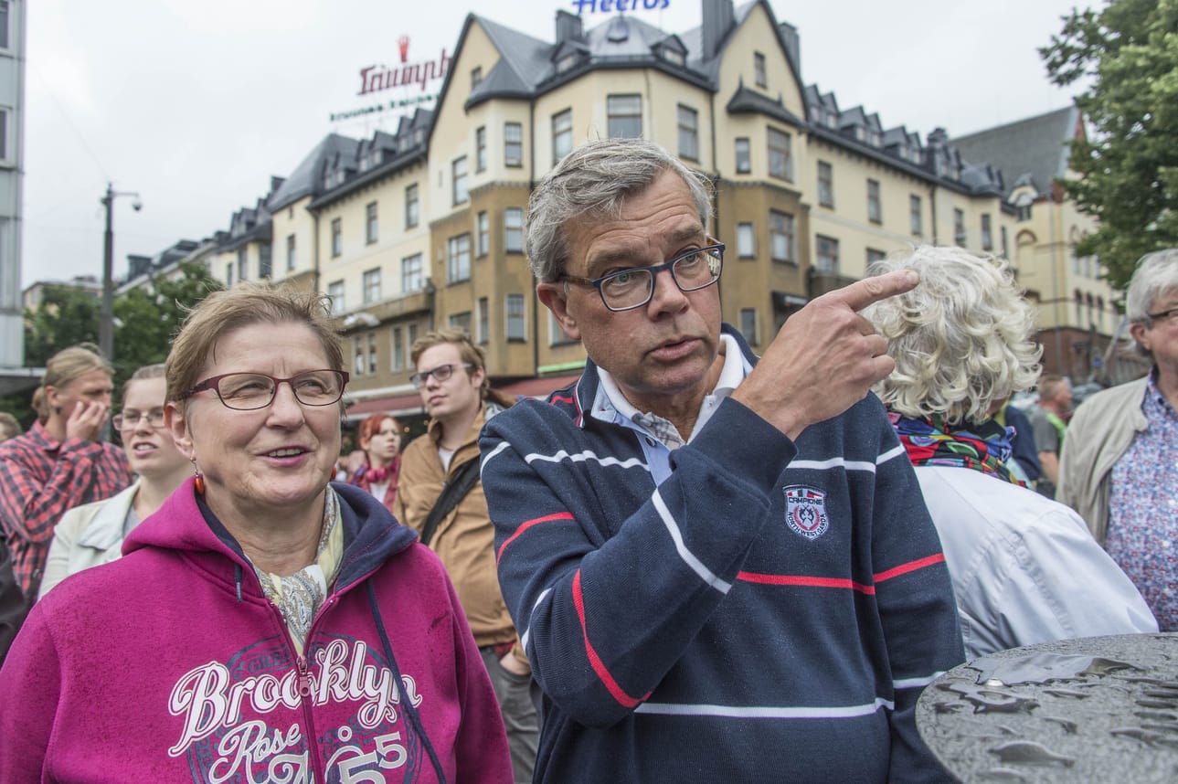 Turkulaiset Elvi Suopajärvi ja Harri Puumala olivat järkyttyneitä perjantain puukkohyökkäyksestä. ¿Näiden asioiden kanssa on nyt kuitenkin elettävä ja jatkettava normaalia elämää, Suopajärvi pohti.