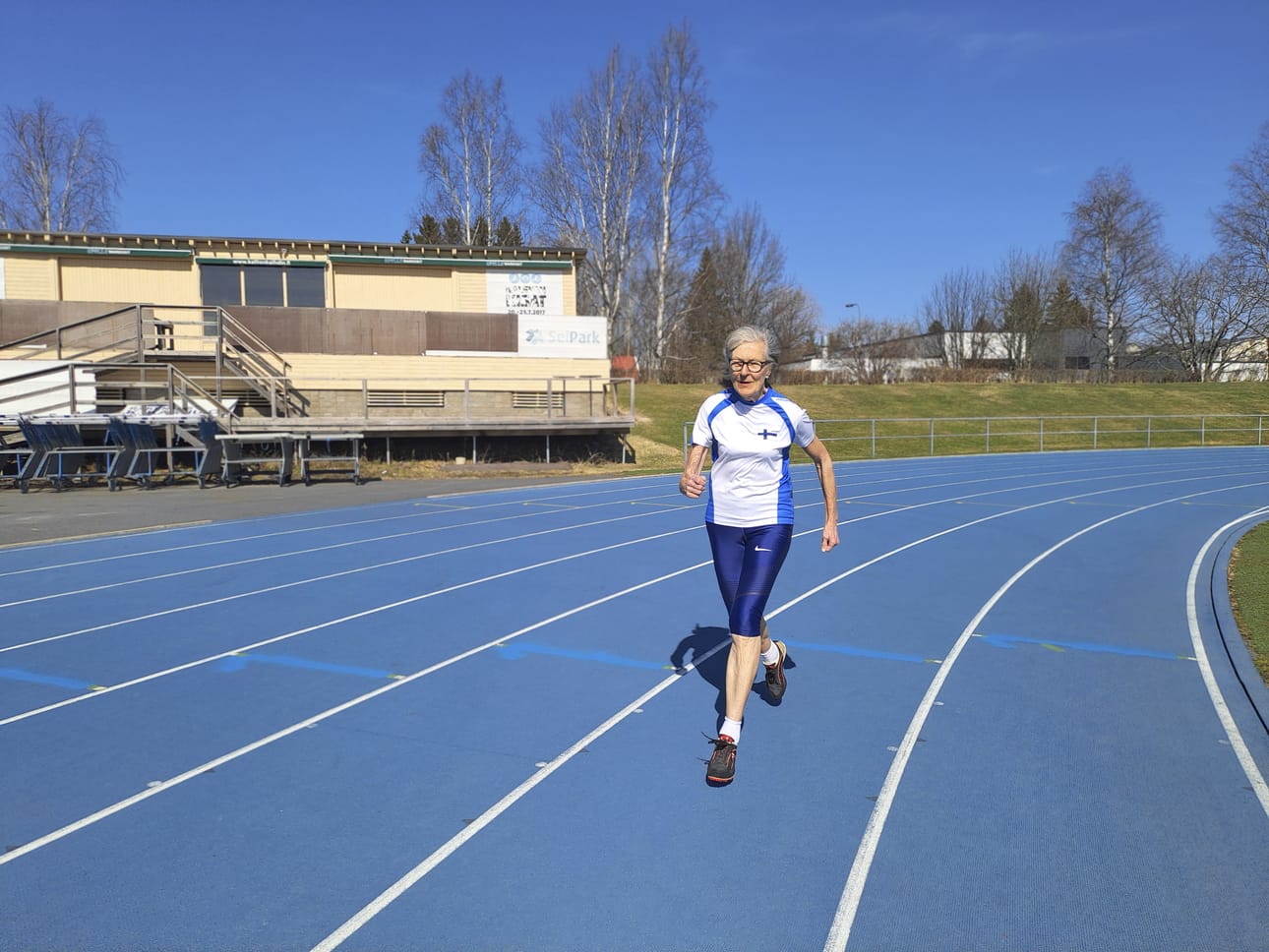 Juoksu on Helinä Pihlajalle tuttu laji. Sitä hän harjoittelee muun muassa Seinäjoen keskuskentän radalla.