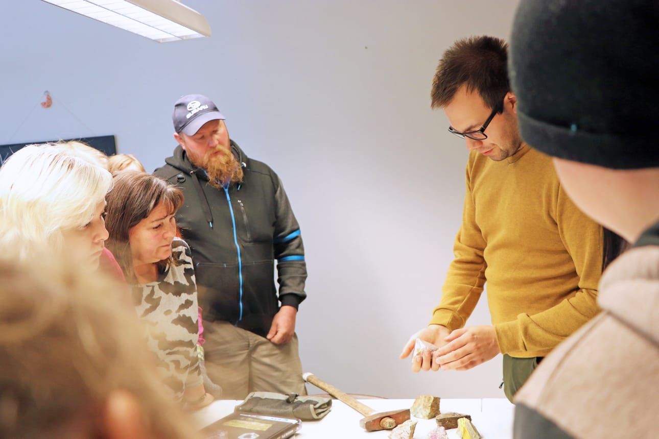 Pudasjärven 4H-yhdistys järjesti viime viikolla ilmaisen malminetsintäkurssin aiheesta kiinnostuneille. Idea kurssista syntyi Pudasjärven 4H:n hallituksessa. Vastaavaa kurssia ei ole aiemmin järjestetty, mutta useampia kurssilaisia puraisi nyt "geologiakärpänen" ja erilaiset kivet alkoivat kiinnostaa.