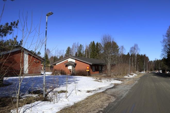 Kolme rivitaloa puretaan Simeonintieltä. Kiinteistöyhtiön taloudellinen tilanne ei ole kehuttava. Sitä ovat heikentäneet esimerkiksi asuntojen aleneva käyttöaste. Kuva: Sari Heinilä