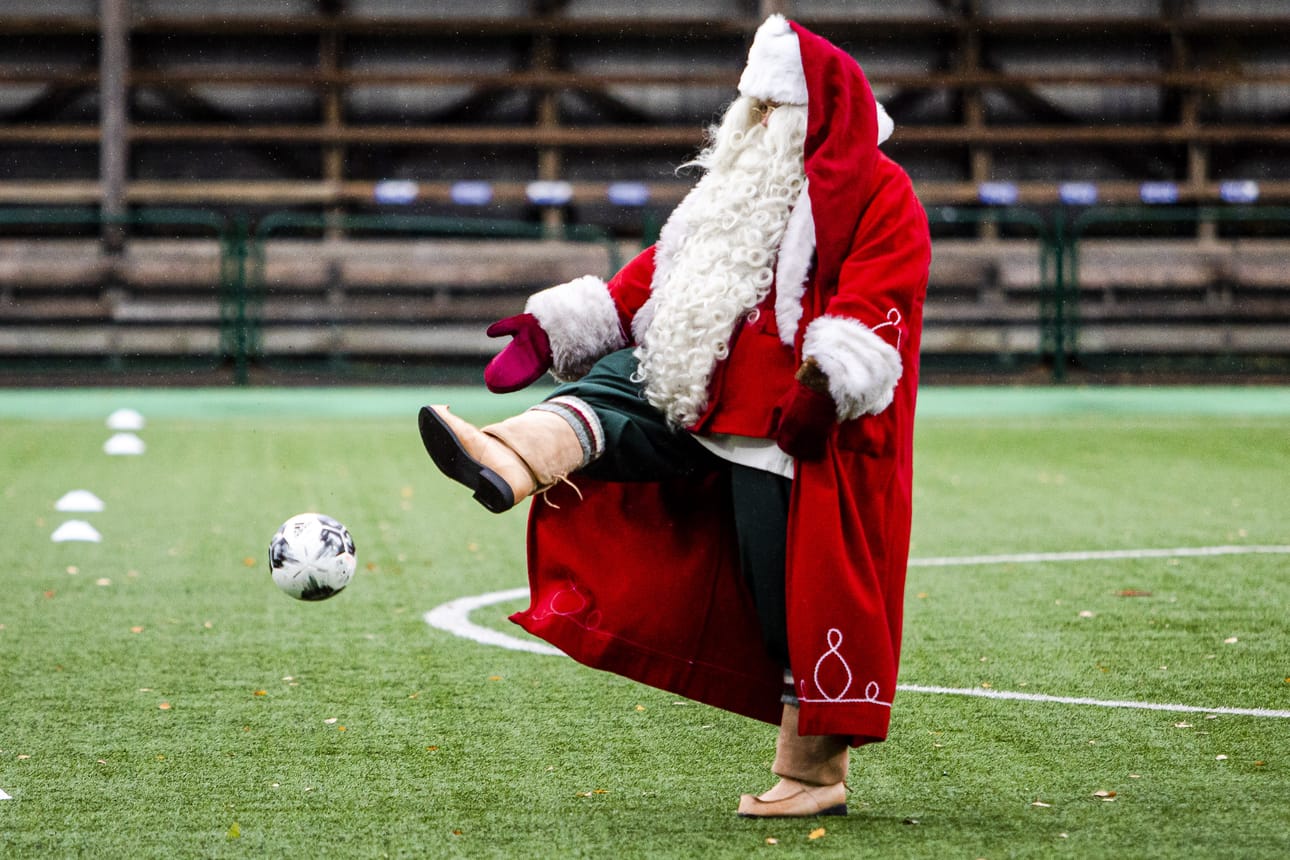 Tapahtuma alkoi Keskuskentältä Joulupukin potkaistessa Santa Claus Junioreiden kesäkauden päätösturnauksen aloituspotkun.