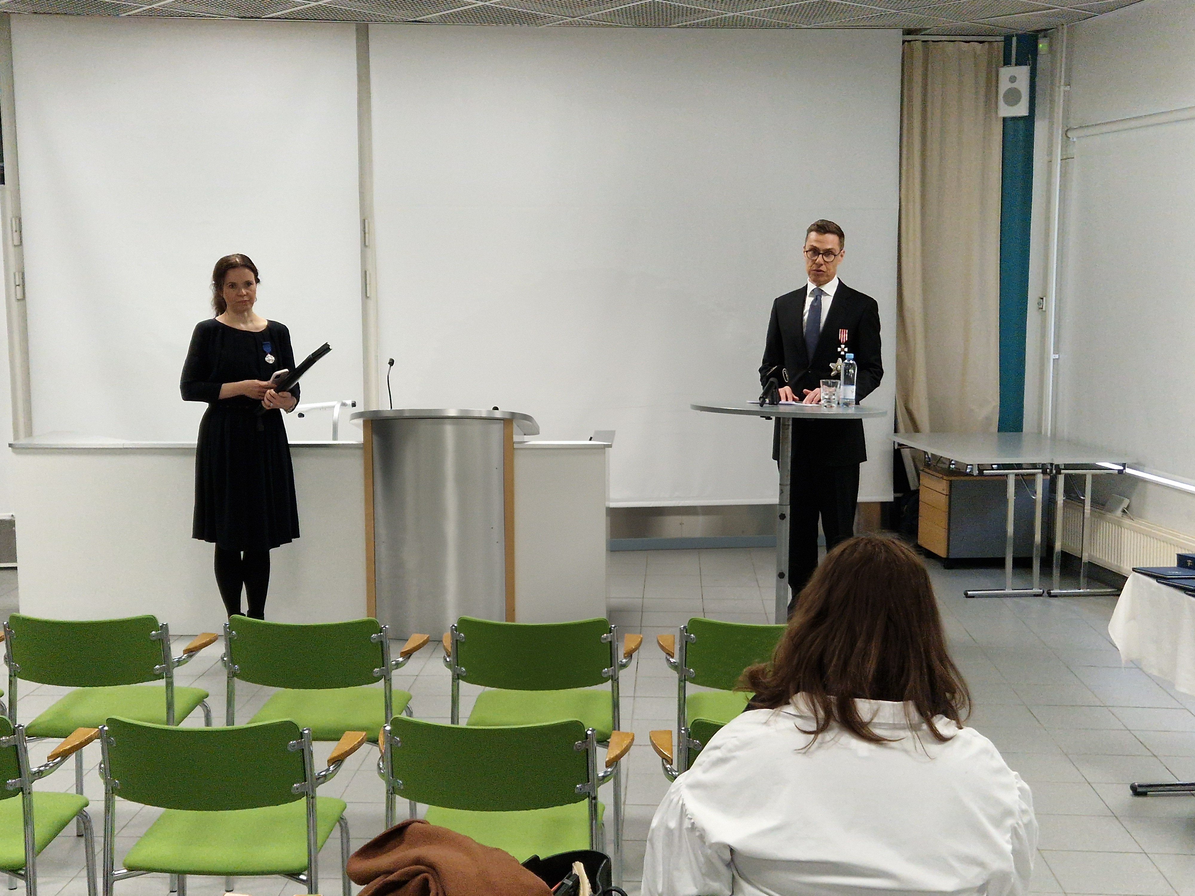 Presidentti Stubb vastasi median kysymyksiin veteraanipäivän juhlan jälkeen Mustasaaressa.