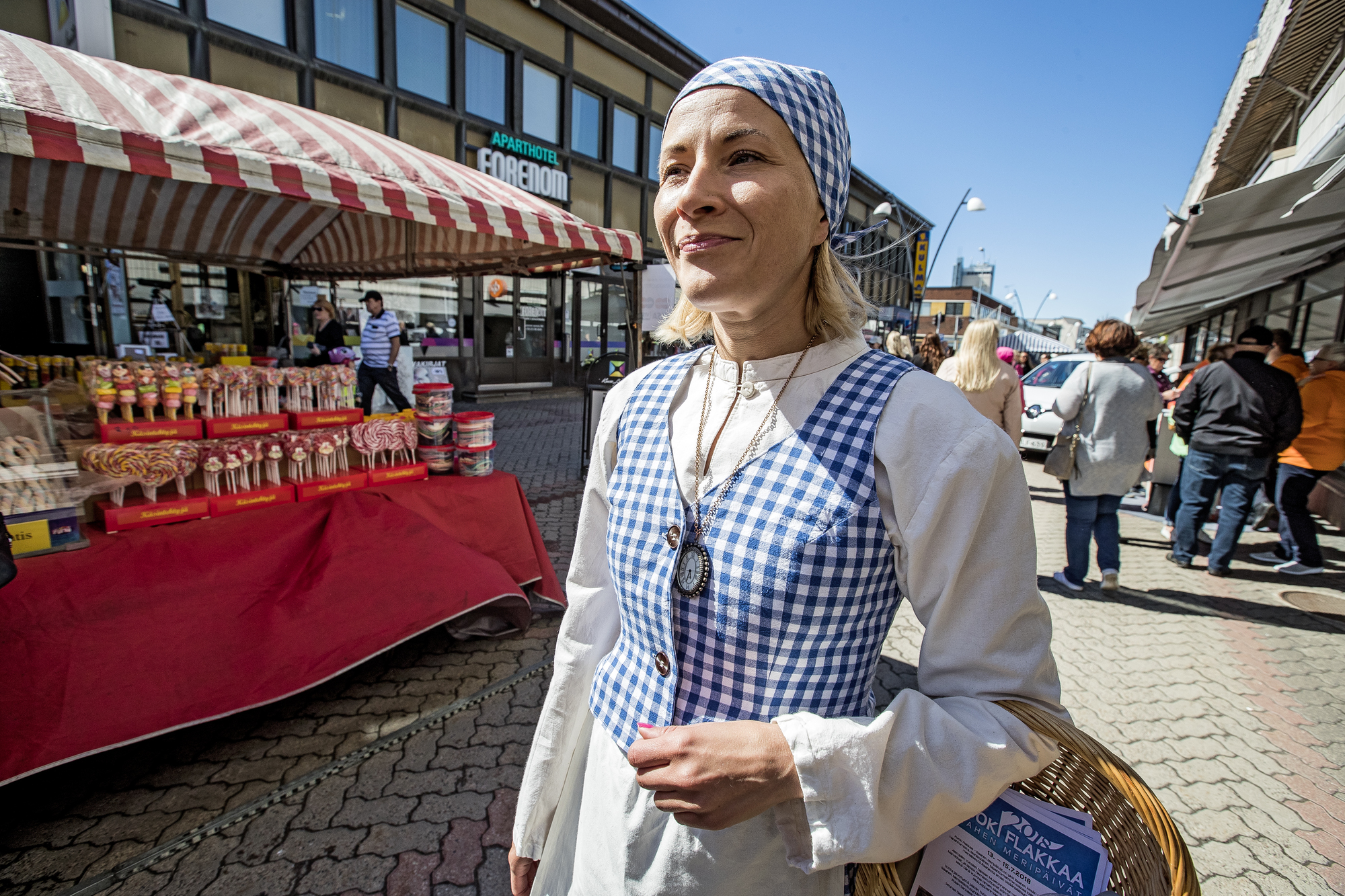 Maria Rissanen tuli kävelykadun markkinoille 1800-luvun markkina-asussa.