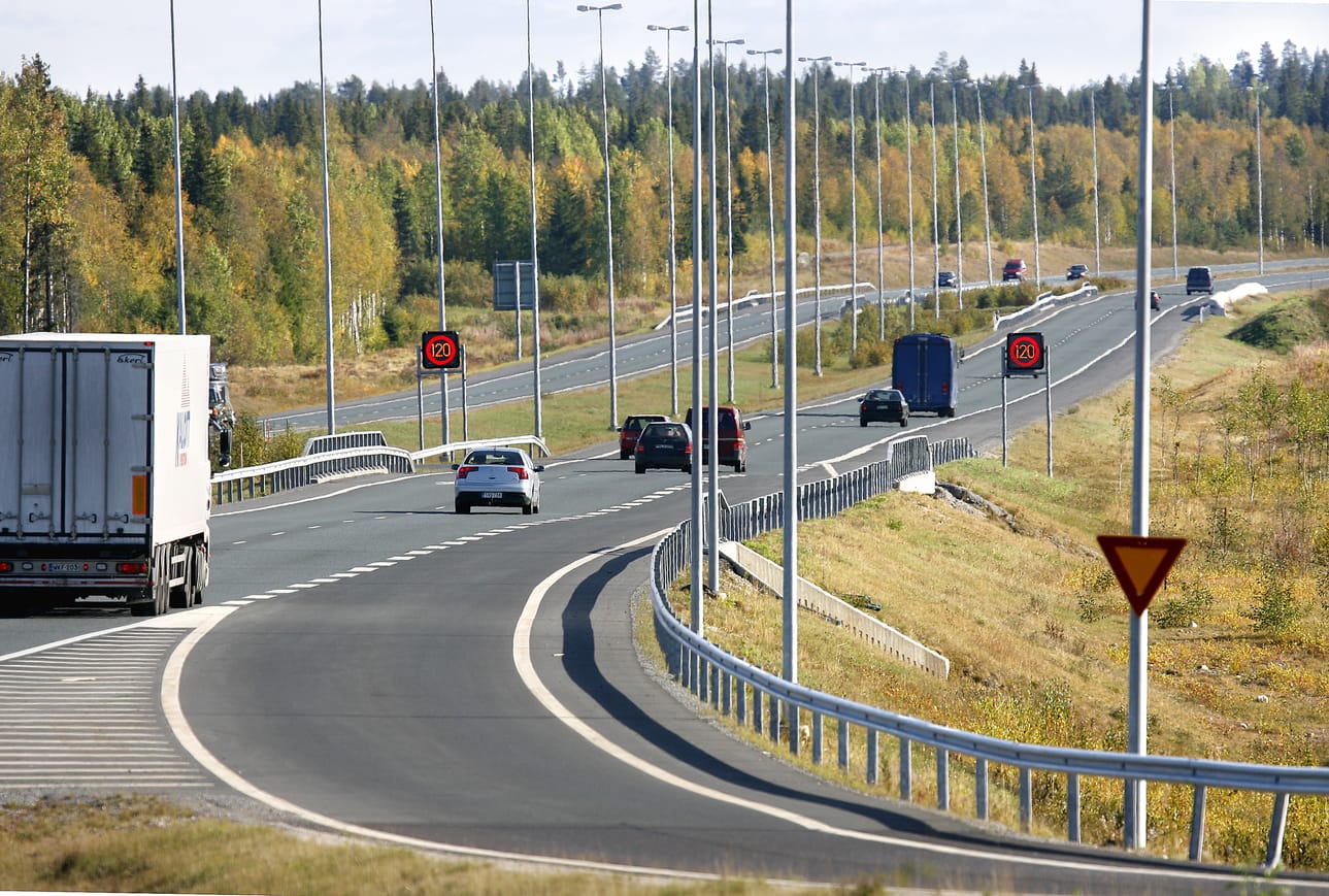 Moottoritiellä oli kohtalaisesti liikennettä tapahtuma-aikaan ja kuljettajalla oli kyydissään lisäksi kaksi henkilöä.