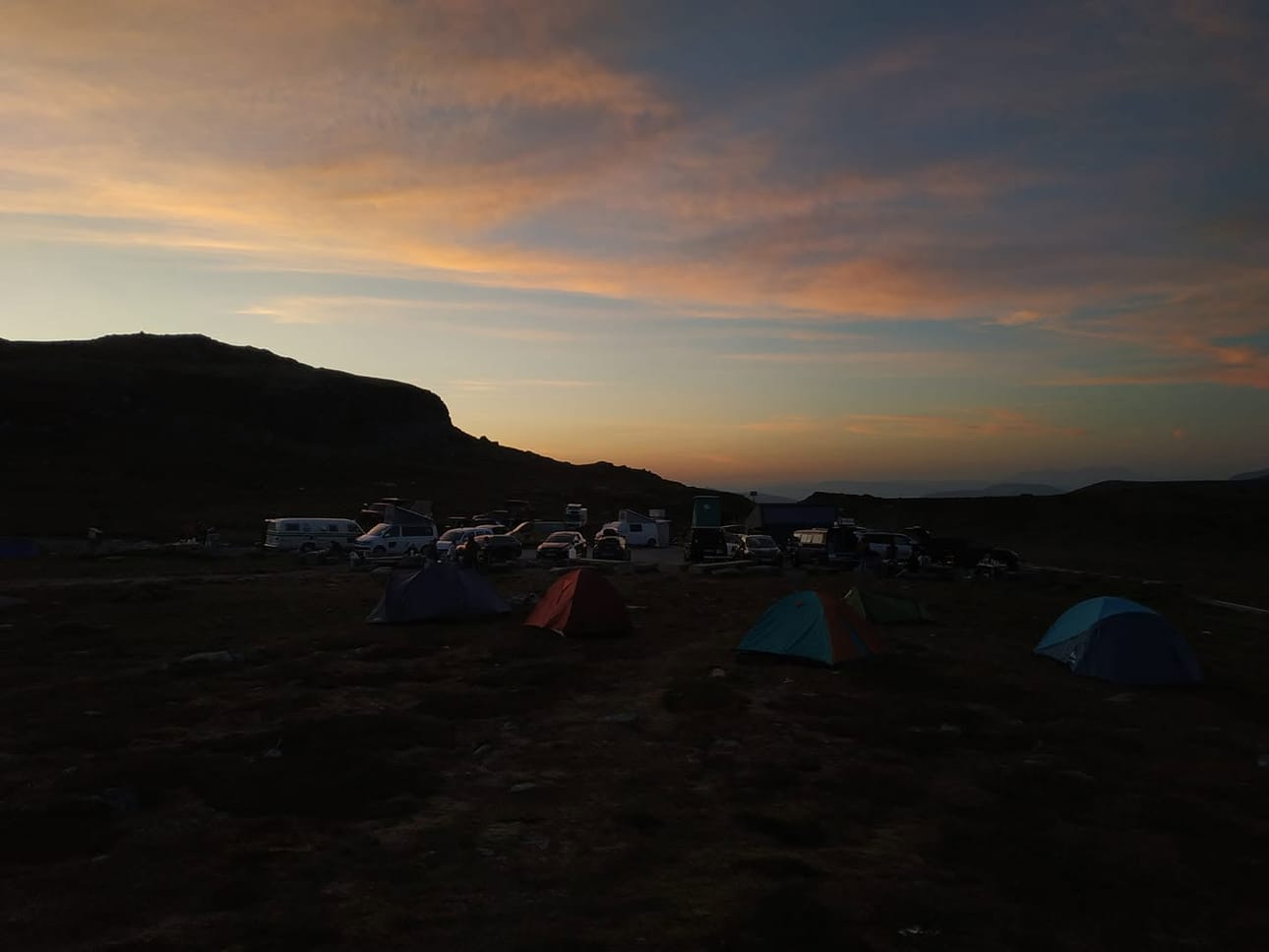 Tänä vuonna Paris-North Cape Photo Adventure -karavaanissa on noin viisikymmentä osallistujaa Sveitsistä, Ranskasta ja Belgiasta, joiden ikähaarukka on 7–80 vuotta. Kuva on vuoden 2019 tapahtumasta.