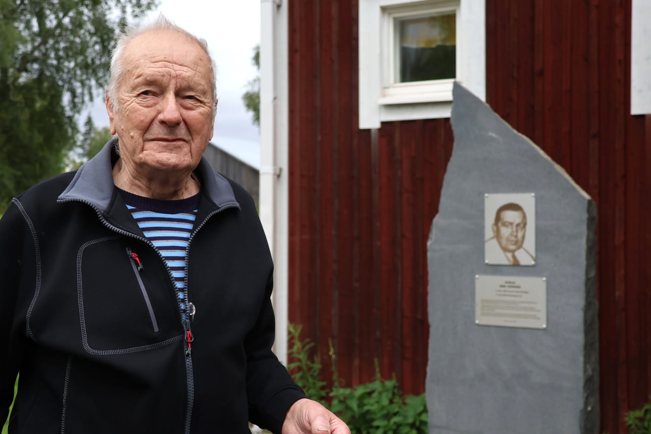Kotiseutuneuvos Heikki Valijoki puuhasi Evijärvi-Seuran kanssa graniitista tehdyn muistomerkin Särkikylään toisen polven amerikansuomalaiselle Emil Hurjalle. Isän kotipaikka on noin 300 metrin päässä.