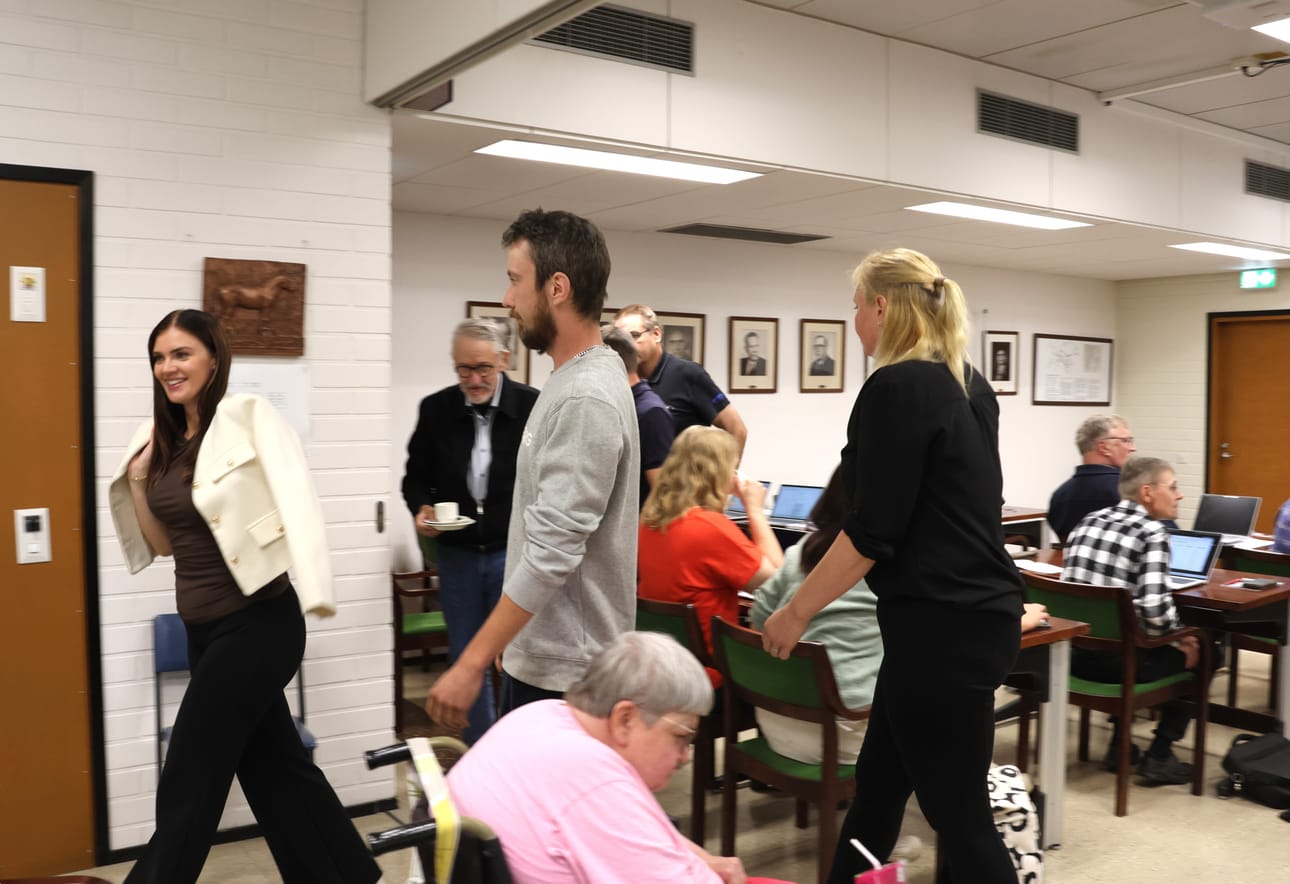 Kokoomuksen Juulia Penttilä (vas.) ehdotti neuvottelutaukoa ennen äänestystä. Tauolle menossa myös perussuomalaisten Timo Riihiluoma (etualalla) ja Pauliina Harju.