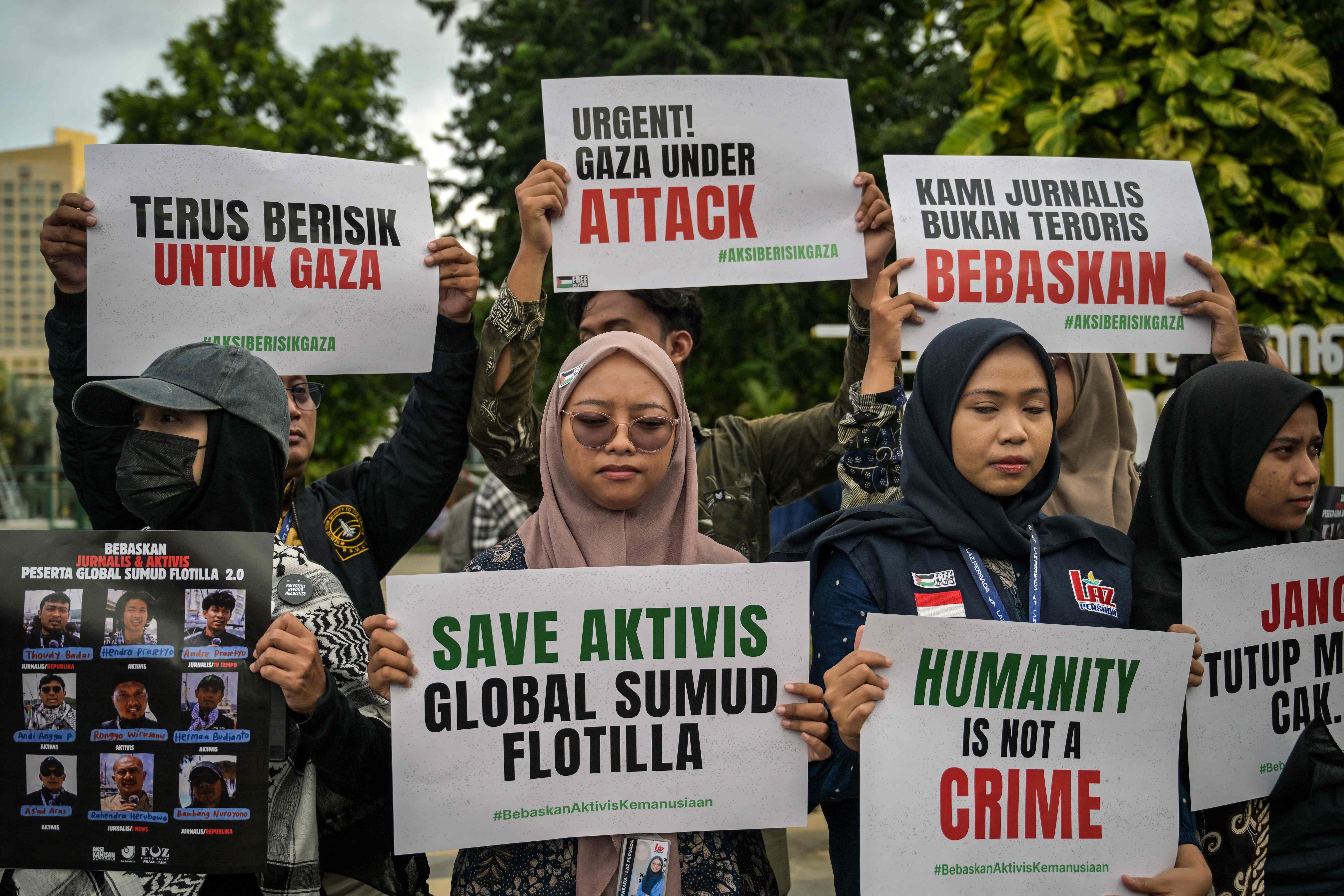 Ulkoministeriö ei ole saanut yhteyttä Gaza-avustuslaivueen suomalaisiin – aktivistien nöyryyttäminen tuomittu laajasti maailmalla