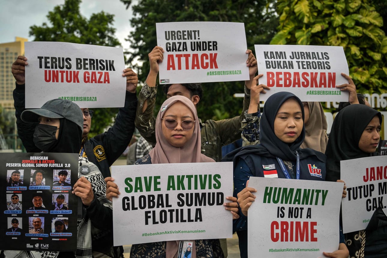 Aktivistit osoittivat mieltään Israelin toimien takia 21. toukokuuta. Global Sumud Flotilla -laivueessa oli mukana myös kolme suomalaista, jotka Israel otti kiinni. Kiinniotettujen kohtelu on herättänyt runsaasti kritiikkiä ympäri maailmaa.