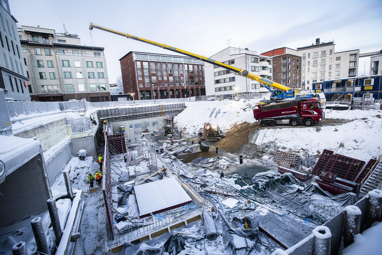 Rakentaminen ei Lapissa ja Rovaniemellä missään vaiheessa hyytynyt samanlaiseen lamaan kuin muualla Suomessa nykyisen taantuman aikana. Kuvassa on Santa Claus Hotellin työmaa Rovaniemen keskustassa.
