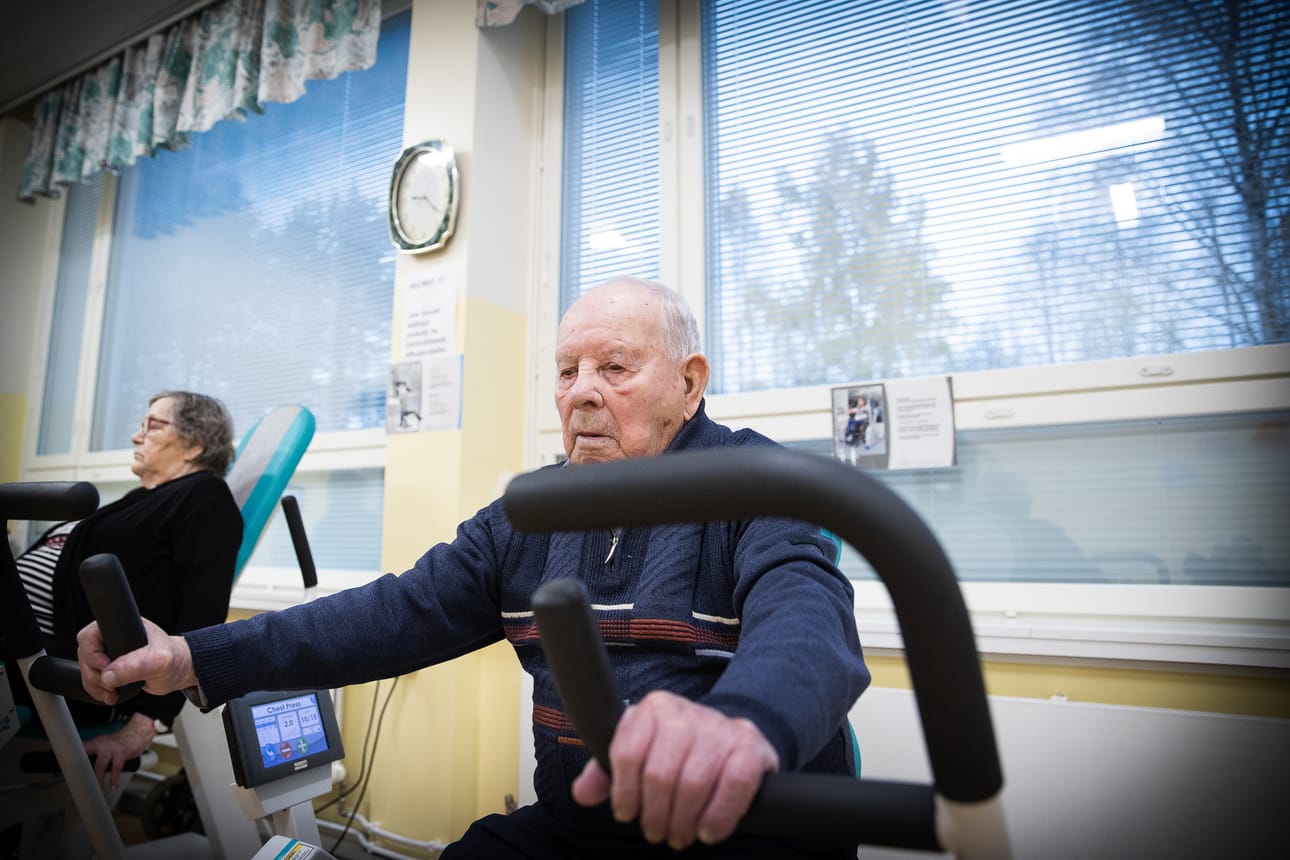Kuntosalilaitetta käyttämävä Janne Lämsä sanoo olevansa tyytyväinen kaupungin tarjoamiin veteraanipalveluihin, kuten kuntoutukseen. Arkeen saa miehen mukaan tarpeeksi apua.