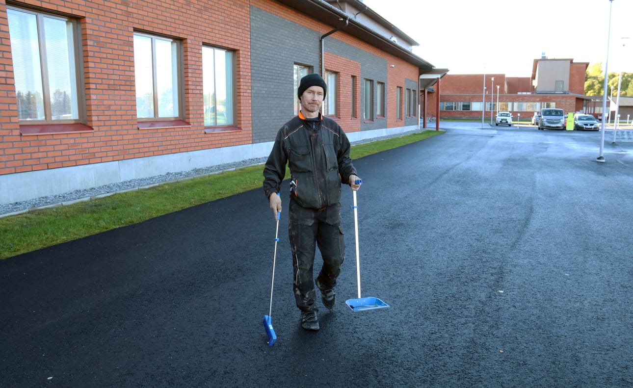 Kiinteistönhoitaja Markku Lahtinen luonnehtii itseään tumppihaukaksi. Eniten tumppeja ja muuta roskaa hän joutuu keräilemään uuden alakoulun edustalta, etelän puolelta.