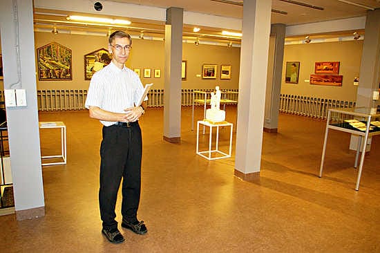 Uusittu Kainuun museo on avarampi ja valoisampi kuin ennen remonttia. Yläkerran näyttelytilassa esitellään syyskuun lopulle asti taidetta museon omista kokoelmista, museonjohtaja Antti Mäkinen kertoo. Alakerrassa on valmiina vasta pieni galleria, jossa on postikorttinäyttely.