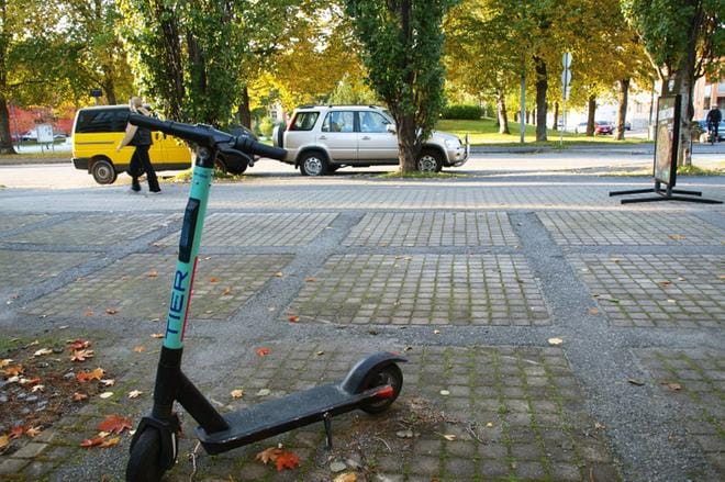 Seinäjoelle tulee aluksi 600 sähköpotkulautaa. Käyttäjät voivat vaihtaa lautojen akun itse. Palkaksi siitä saa ilmaisia ajometrejä. Arkistokuva.