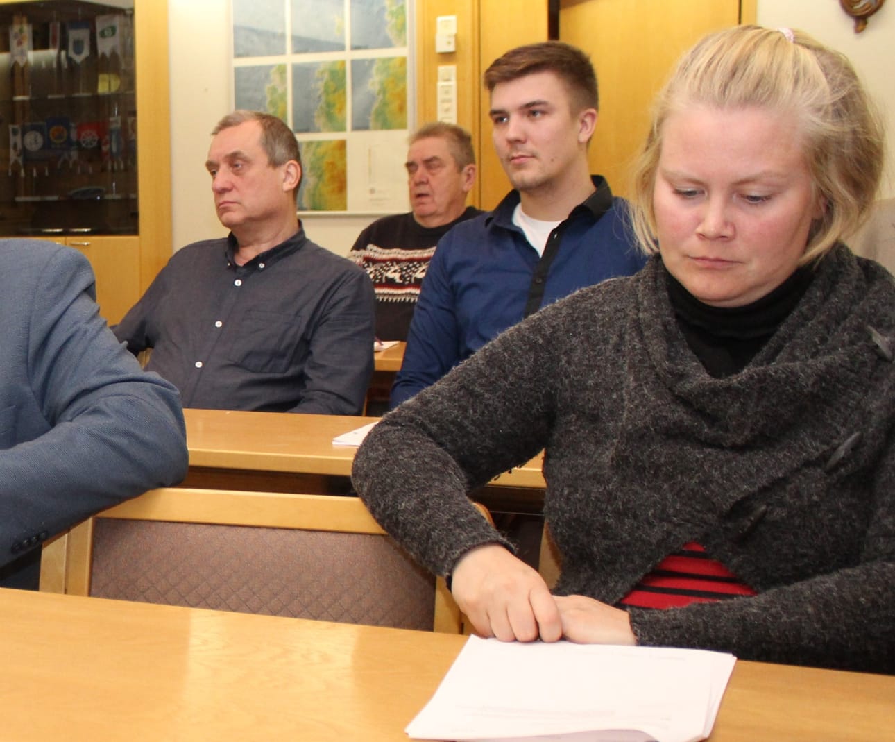 Seppo Tienhaara (keskellä vas.) ja hänen vieressään Rami Aalto (ps.). Edessä Anniina Saaranluoma (kok.). Takana Pentti Haaranoja (sd.). KUVA: LOTTA KALLIO