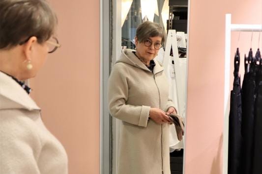 Sertifikaatit kertovat, että Eija Järveläisen esittelemässä takissa on käytetty mahdollisimman vähän kemikaaleja ja se on vastuullisesti valmistettu. Kuvat: Riikka Ilmonen