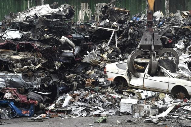 Vanhoista henkilöautoista maksetaan romutuspalkkiota, jos omistaja ostaa tilalle uuden henkilöauton. Kuva: Lehtikuva/ Jussi Nukari