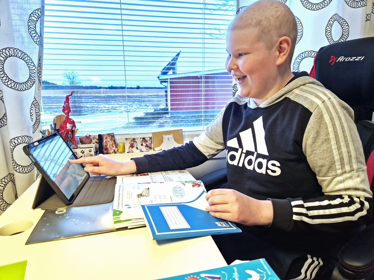Koko viime syksyn kotona eristyksissä ollut Juho Björni pystyi osallistumaan reaaliaikaisesti kouluopetukseen Valo-koulurobotin avulla. Robottiin hän sai netin kautta yhteyden kotoaan tabletilla.