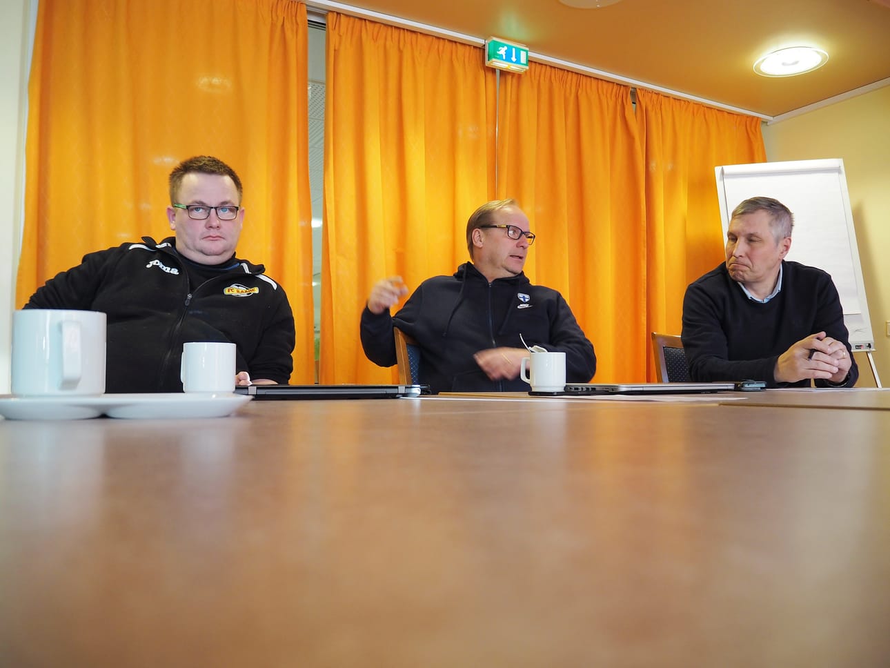 Lisää harrastustilaa tarvitaan. Marko Pyy ja Raimo Seikkala yrittävät löytää ratkaisua Raahen alueen haasteelliseen jalkapallokenttätilanteeseen Suomen Palloliiton olosuhdepäällikkö Tero Auvisen (keskellä) johdolla.