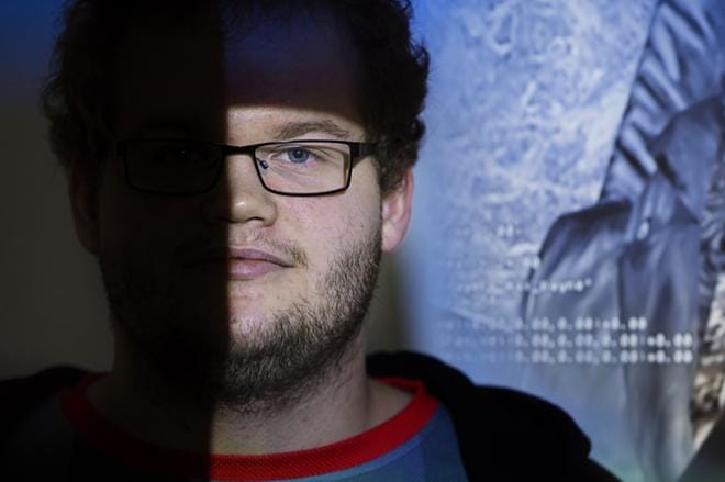 Christian Tiensuu pelaa joka päivä useita tunteja. Hänen pelaamistaan voi seurata livestreamilla ja seurata päivityksiä twitterissä. KUVA: MINNA ANTILA