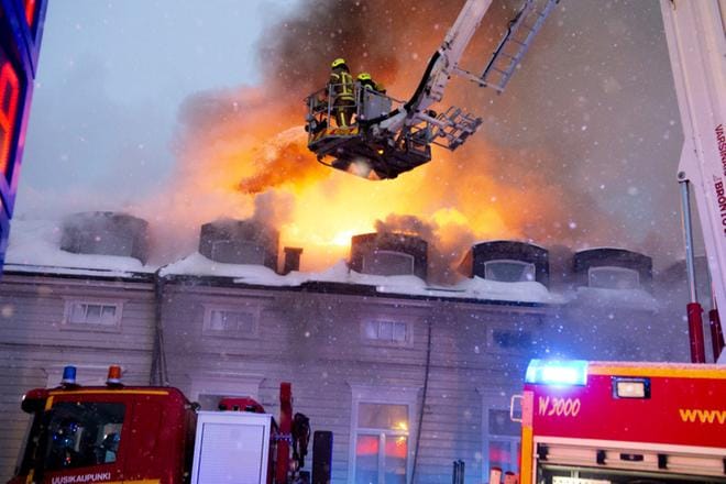 Varsinais-Suomen pelastuslaitoksen päivystävä päällikkö Kari Alanko kertoi, että palo osoittautui päivän mittaan erittäin vaikeasti sammutettavaksi. KUVA: Jari Laurikko