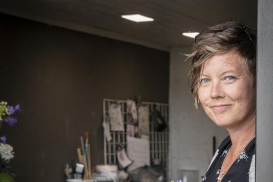 Tänä kesänä on ollut erityisen paljon vaaleanpunaista siankärsämöä, josta Riikka Valkeamäki tekee minikimpun apilan ja piharuusun nuppujen sekä mustikan ja tuijan lehtien kera. Samaan minikimppuun siankärsämön kanssa sopivat hyvin myös esimerkiksi erilaiset pillikkeet, pienet ohdakkeet ja leikkoneilikat, oregano sekä keijuangervon kukat. KUVA: LAURA TALVITIE