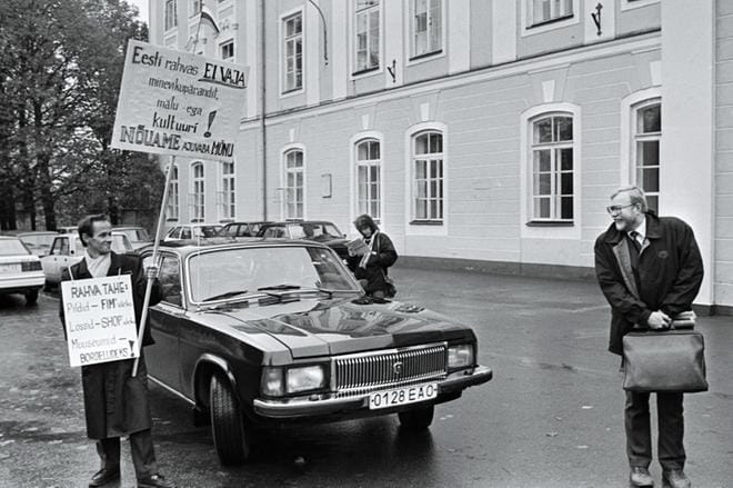 Hullu aika tuottaa hullua huumoria. 1990-luvun mielenosoittaja vaati pääministeri Mart Laaria (oik.) muuttamaan Viron museot bordelleiksi. KUVA: