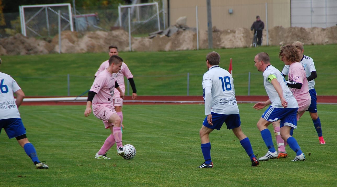 Vikkeläjalkainen Jere Hokki esiintyi vahvasti keskikentällä läpi kauden ja oli vaikea pideltävä myös Ajaxin pelaajille lauantaina.