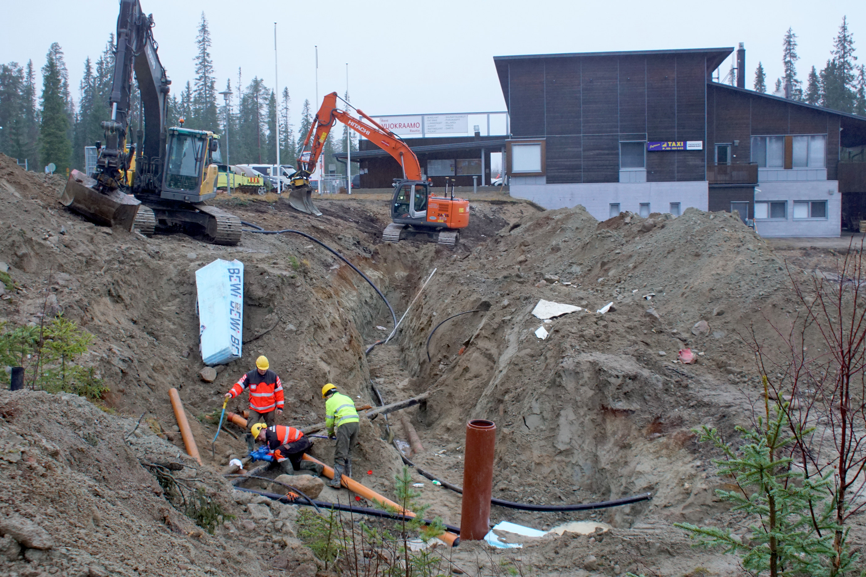 Syötteen maasiirron koneita ja työmiehiä tarvitaan myös Lumiareenan pohjatöissä.