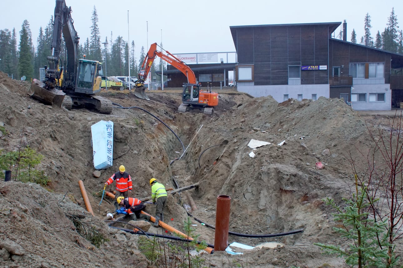 Syötteen maasiirron koneita ja työmiehiä tarvitaan myös Lumiareenan pohjatöissä.