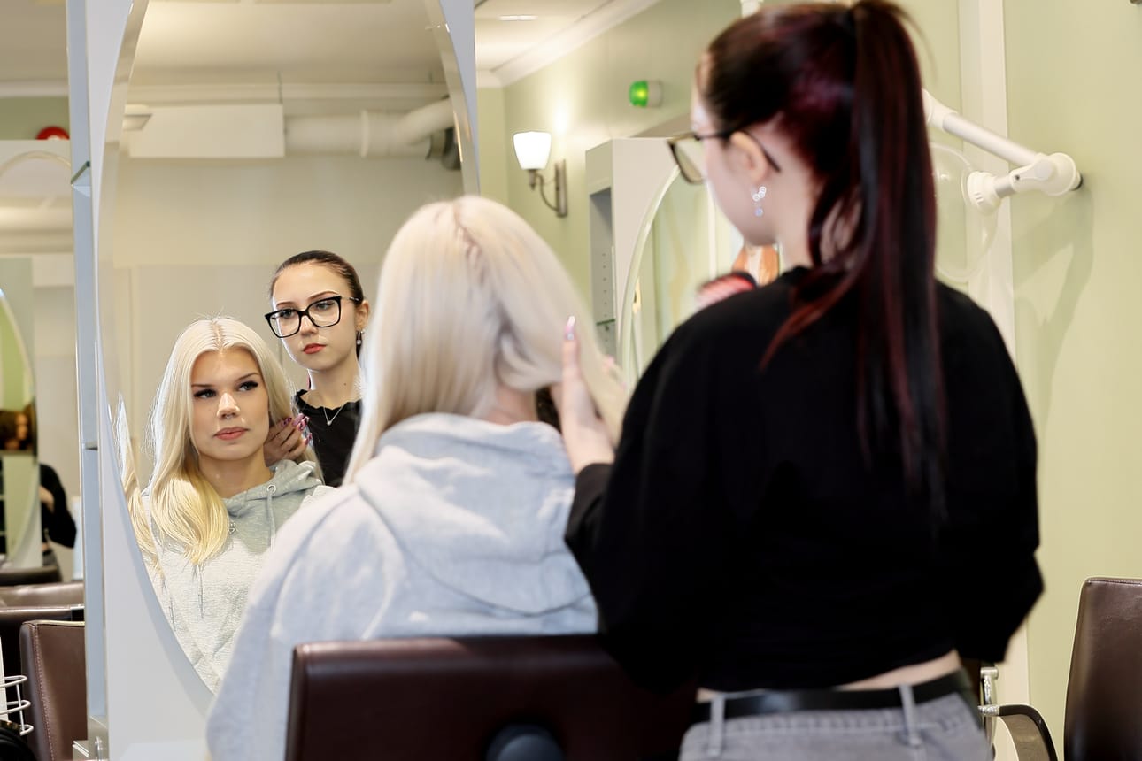 Essi Prittinen ja Ella Niskanen opiskelevat ensimmäistä vuotta Koulutuskeskus Brahessa hius- ja kauneudenhoitoalaa.