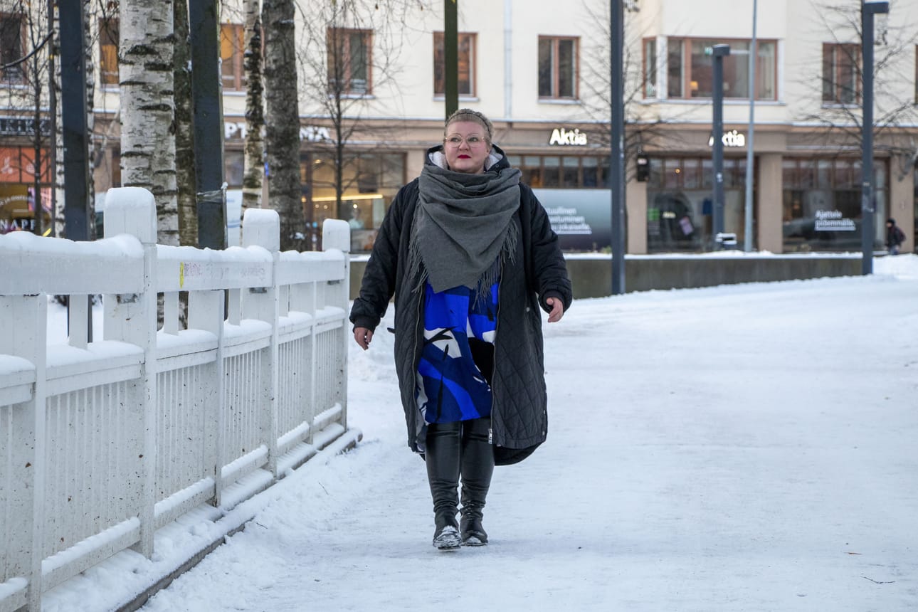 Anne Romppainen on päättänyt olla välittämättä siitä, mitä muut hänen pukeutumisestaan ajattelevat. Vaatteidensa Romppainen haluaa tuntuvan päällä mukavalta.