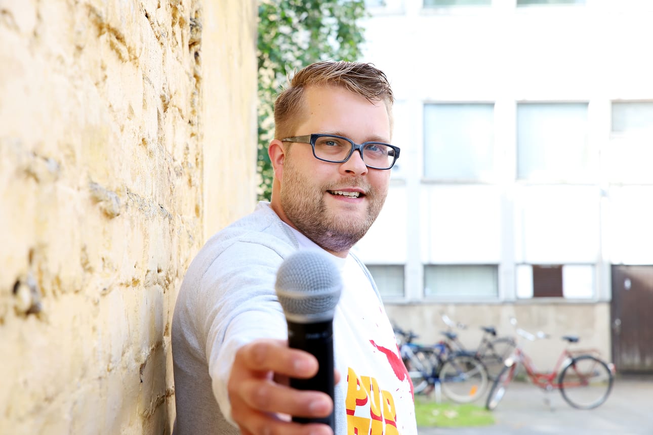 Oulussa järjestetään tänä kesänä kolmen kerran kokeiluna livekaraoke, jossa kuka tahansa pääseelaulamaan ammattibändin säestämänä.– Idea heräsi kolmisen vuotta sitten, kun olin Kuopiossa opiskelemassa ja sain ensimmäisen kokemuksen livekaraokesta. Ajattelin, että olisi hyvä, jos tämmöinen olisi Oulussakin,tapahtumaa järjestävä Funksons-bändinrumpali Niko Konttinen sanoo.