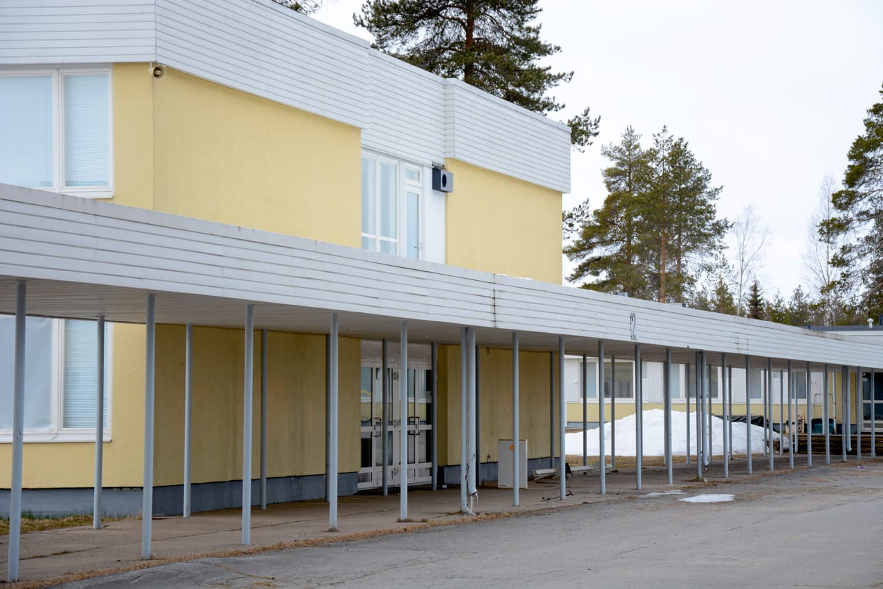 Nuoria on toistuvasti jouduttu hätyyttelemään alas Rimminkankaan entisten koulurakennusten katoilta.