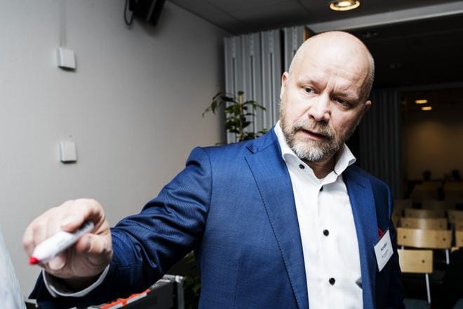 Aki Kangasharju sanoo, että hän voi Nordean pääekonomistina antaa talouspolitiikasta suosituksia, jotka eivät pankin bisneksen kannalta ole suotuisia. KUVA: Silja Viitala