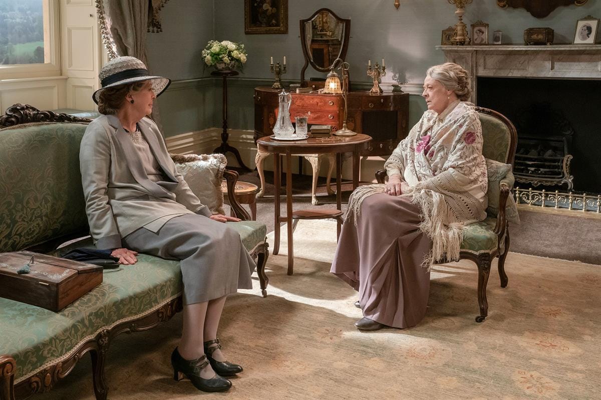 Leskikreivitär Violet Crawley (oik. Maggie Smith) perii huvilan Ranskasta. Kuvassa myös Penelope Wiltonin näyttelemä Isobel Merton.