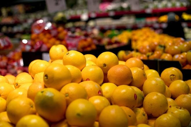 -Ruoka ja mieliala liittyvät toisiinsa valtavan monin tavoin sekä fysiologisesti, psykologisesti että sosiaalisesti, ravitsemustutkija Anu Ruusunen sanoo.