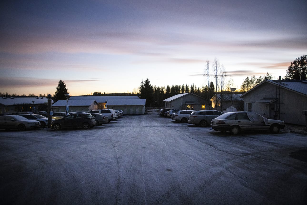 Peiponpolun rivitaloyhtiössä on noin 65 asuntoa. Maanantaina taloyhtiöstä katkaistiin sähköt, ja siksi muun muassa pihavalaistus oli pimeänä. Illalla sähköt palautettiin.
