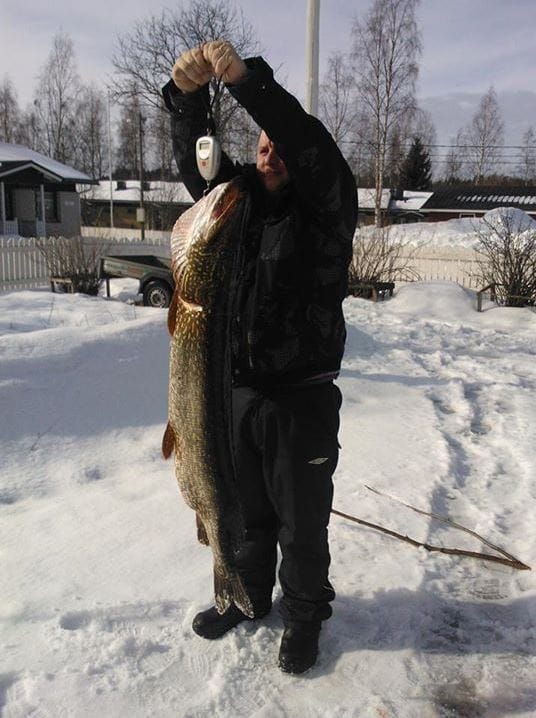 Jukka Karttunen pitelee pilkillä saatua suurhaukea.