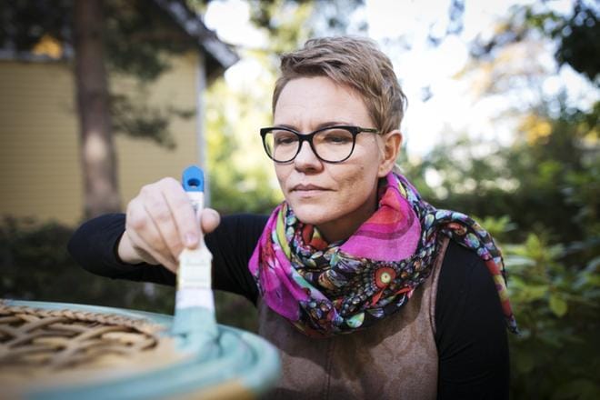 Leena Vuorinen antaa uutta eloa parikymmentä vuotta vanhalle huonekalulleen. Kuvat: Eriika Ahopelto