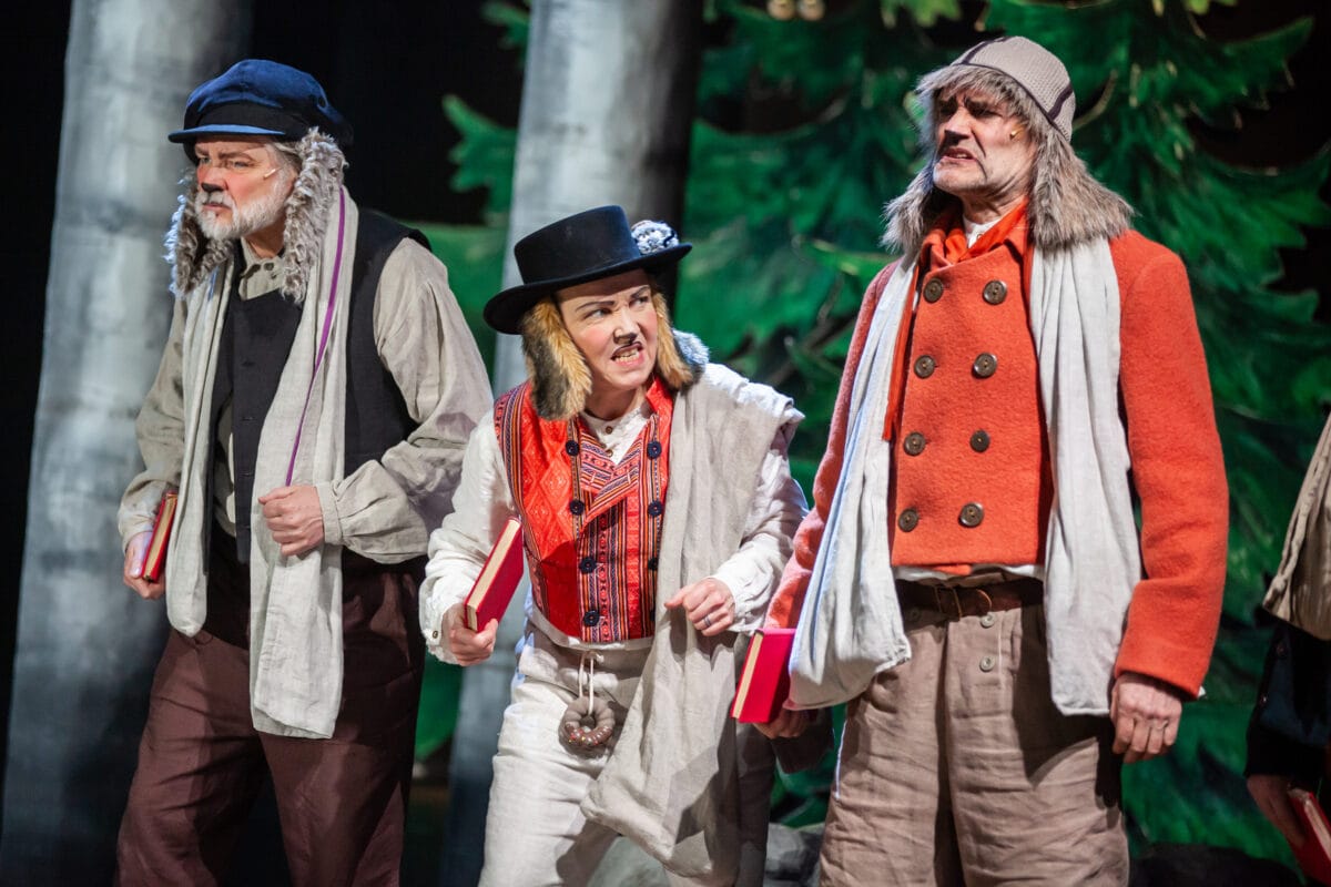 Simeoni (Esa Ahonen), Aapo (Mia Vuorela) ja Tuomas (Jukka Puronlahti) aapiskirjat kainalossa.