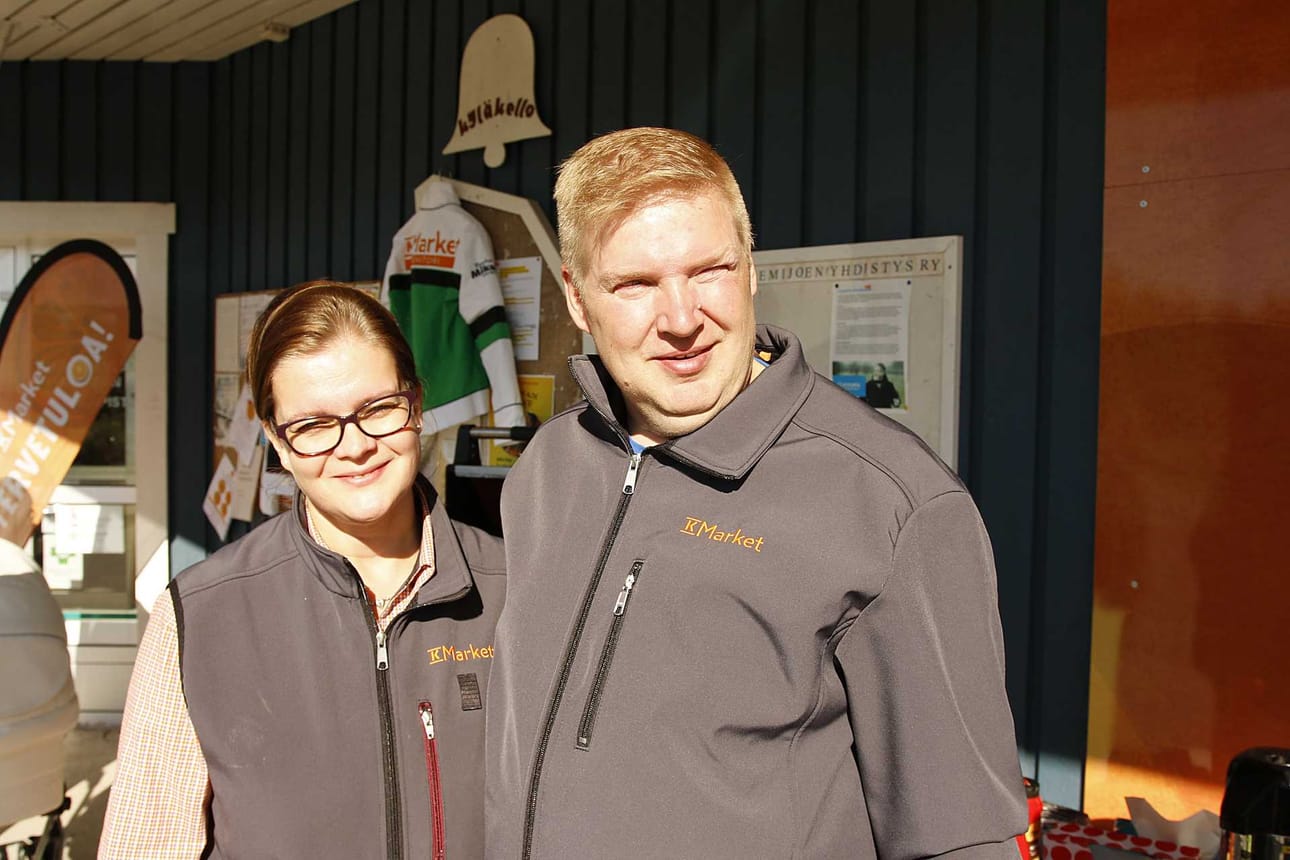 Kylän ytimessä. Vanttauskosken K-Marketin kauppiaspari Päivi ja Mika Kuusela tarjoili tapahtumassa makkaraa ja kahvia. Mahtavaa, kun tällaisia tapahtumia järjestetään, Vanttauksella itsekin asuva pari kiittelee.