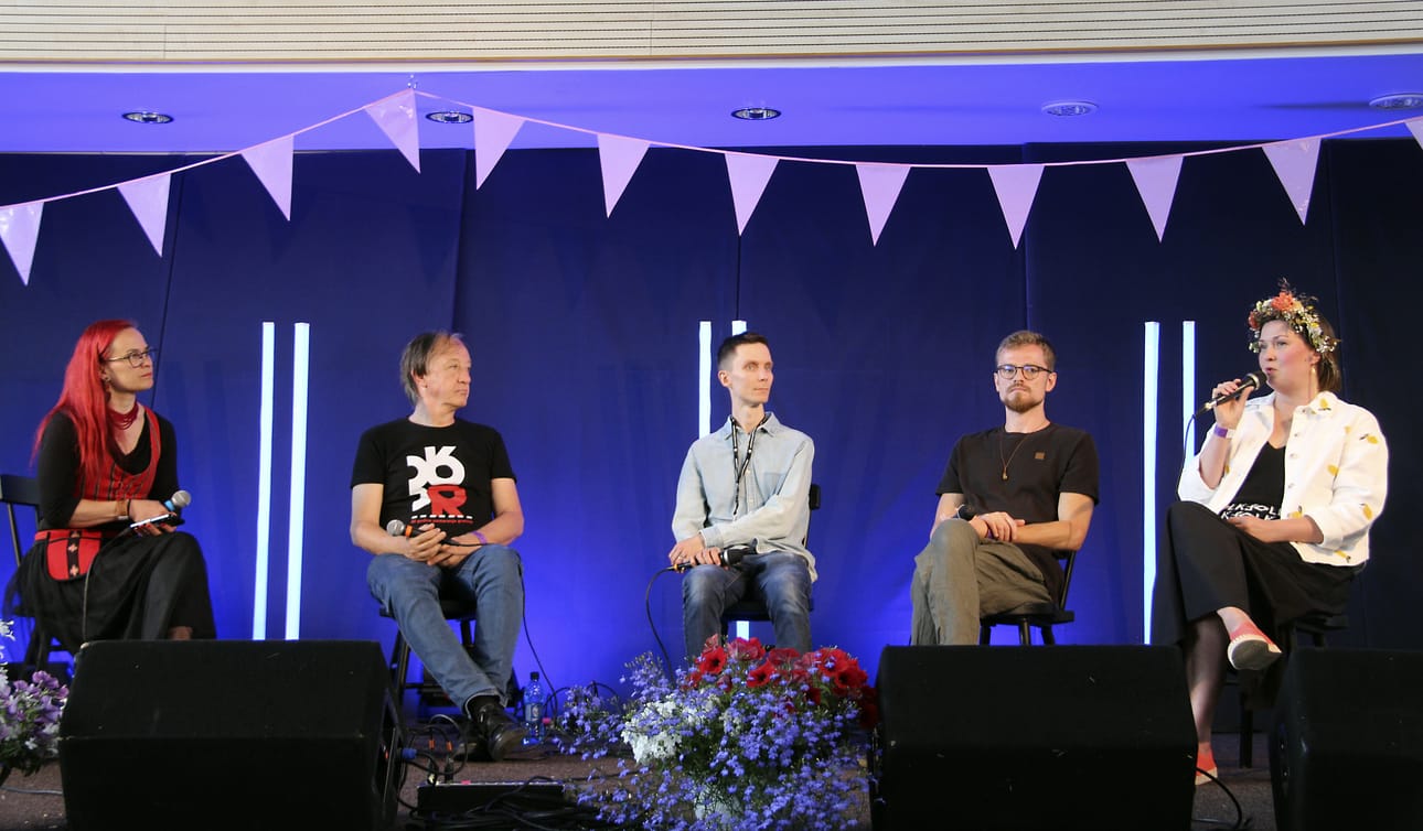 Sirpa Lahden juontamassa Folk-Areenassa tapahtumajärjestämisen iloja ja haasteita olivat pohtimassa Bojan Djordjevic, J-P Piirainen, Ronald Hierweg ja Teija Niku.