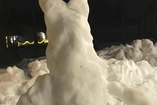 Tämä lumiukko osaa heittää kärrynpyörän. Kuva Virpi Kupiainen-Ämmälä