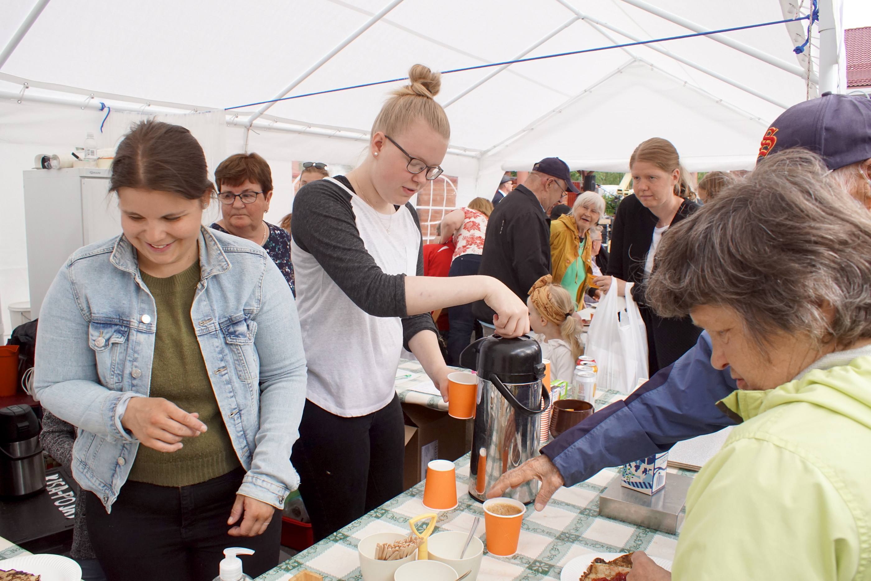 Kongasjärveläisten kojussa riitti kahvin ja lättyjen nautiskelijoita koko päivän.