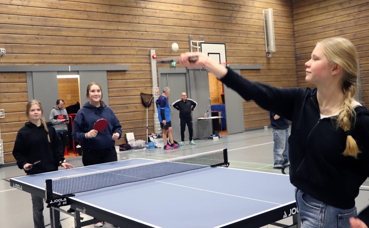 8A-luokkalaiset tutustuivat pingiksen pelaamiseen viime viikolla Hirsikampuksella. Kuvassa palloa tavoittamassa Jemina Mattila ja pöydän toisella puolella Vilma Kemppainen ja Anniina Kälkäjä.